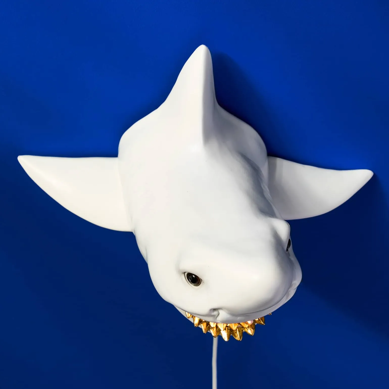 Applique murale requin Sharky Shark, or blanc