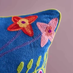 Coussin Frida, bleu avec motif floral coloré
