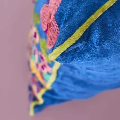 Coussin Frida, bleu avec motif floral coloré