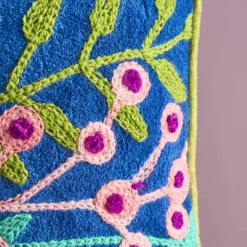 Coussin Frida, bleu avec motif floral coloré