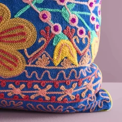 Coussin Frida, bleu avec motif floral coloré