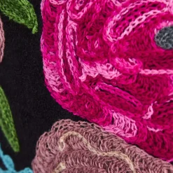 Coussin Lotte, noir avec motif floral coloré