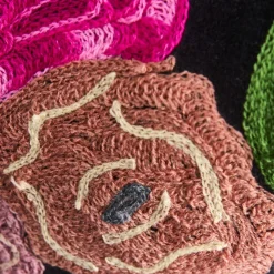 Coussin Lotte, noir avec motif floral coloré