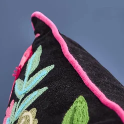 Coussin Lotte, noir avec motif floral coloré