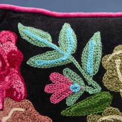Coussin Lotte, noir avec motif floral coloré