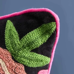 Coussin Lotte, noir avec motif floral coloré