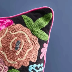 Coussin Lotte, noir avec motif floral coloré