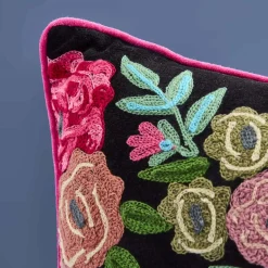 Coussin Lotte, noir avec motif floral coloré