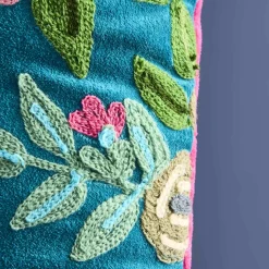 Coussin Lotte, vert avec motif floral coloré