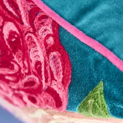 Coussin Lotte, vert avec motif floral coloré
