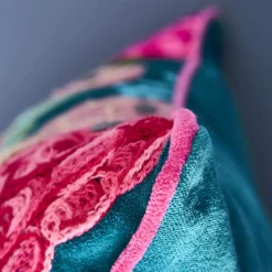 Coussin Lotte, vert avec motif floral coloré