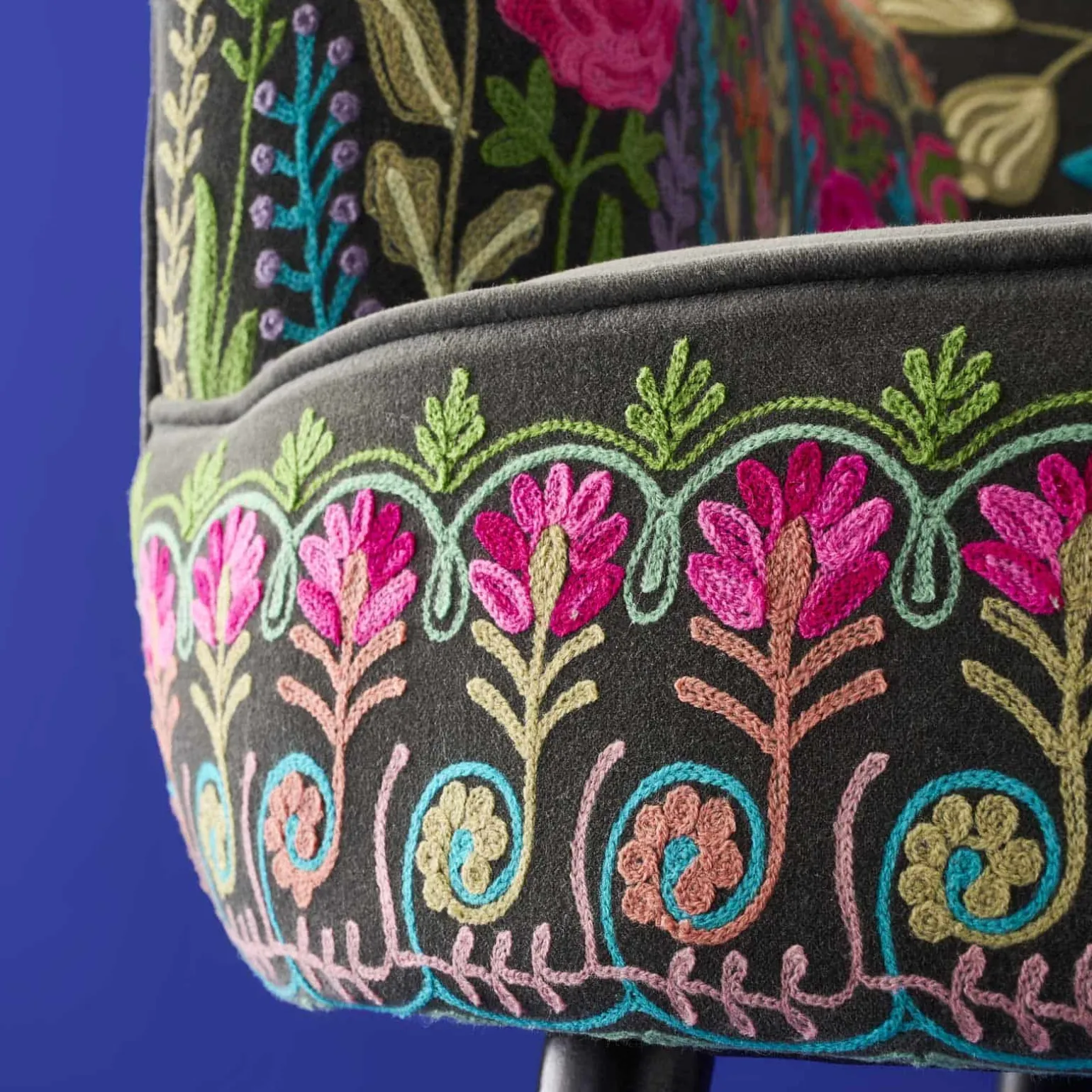Fauteuil en Velours avec Motif Floral Lotte, Gris, Brodé à la Main
