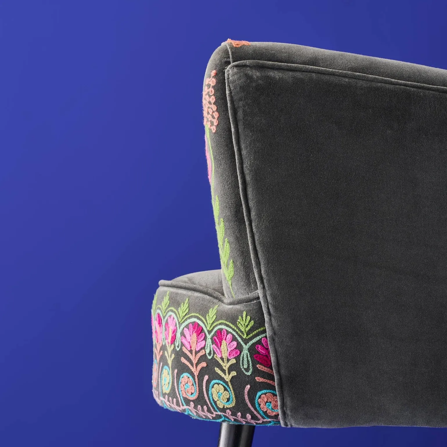 Fauteuil en Velours avec Motif Floral Lotte, Gris, Brodé à la Main