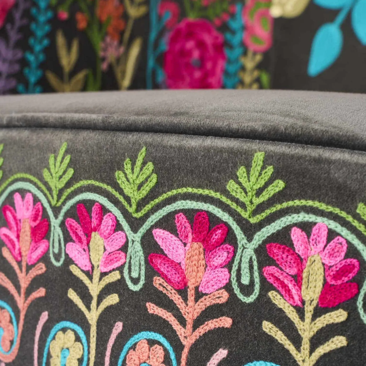 Fauteuil en Velours avec Motif Floral Lotte, Gris, Brodé à la Main