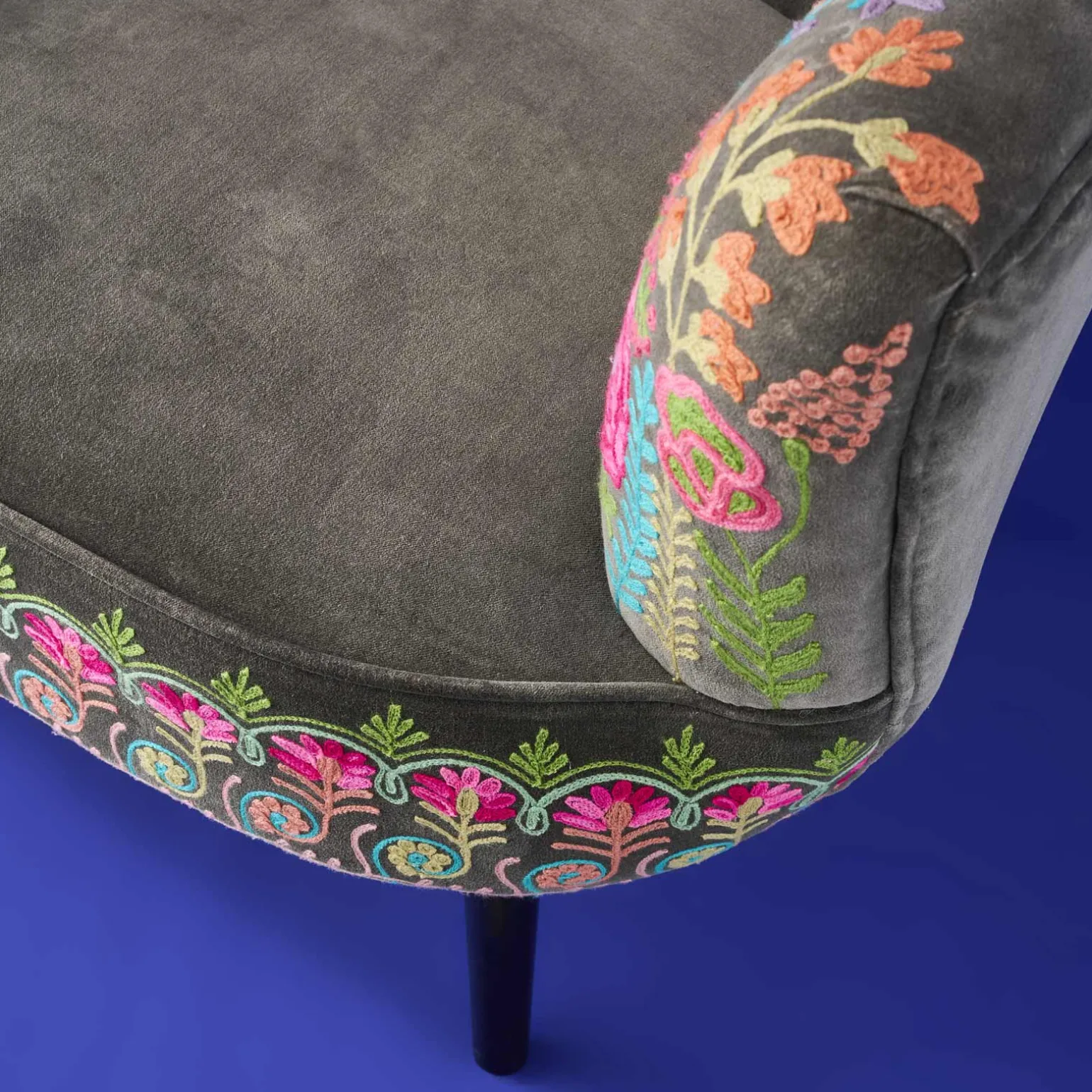 Fauteuil en Velours avec Motif Floral Lotte, Gris, Brodé à la Main