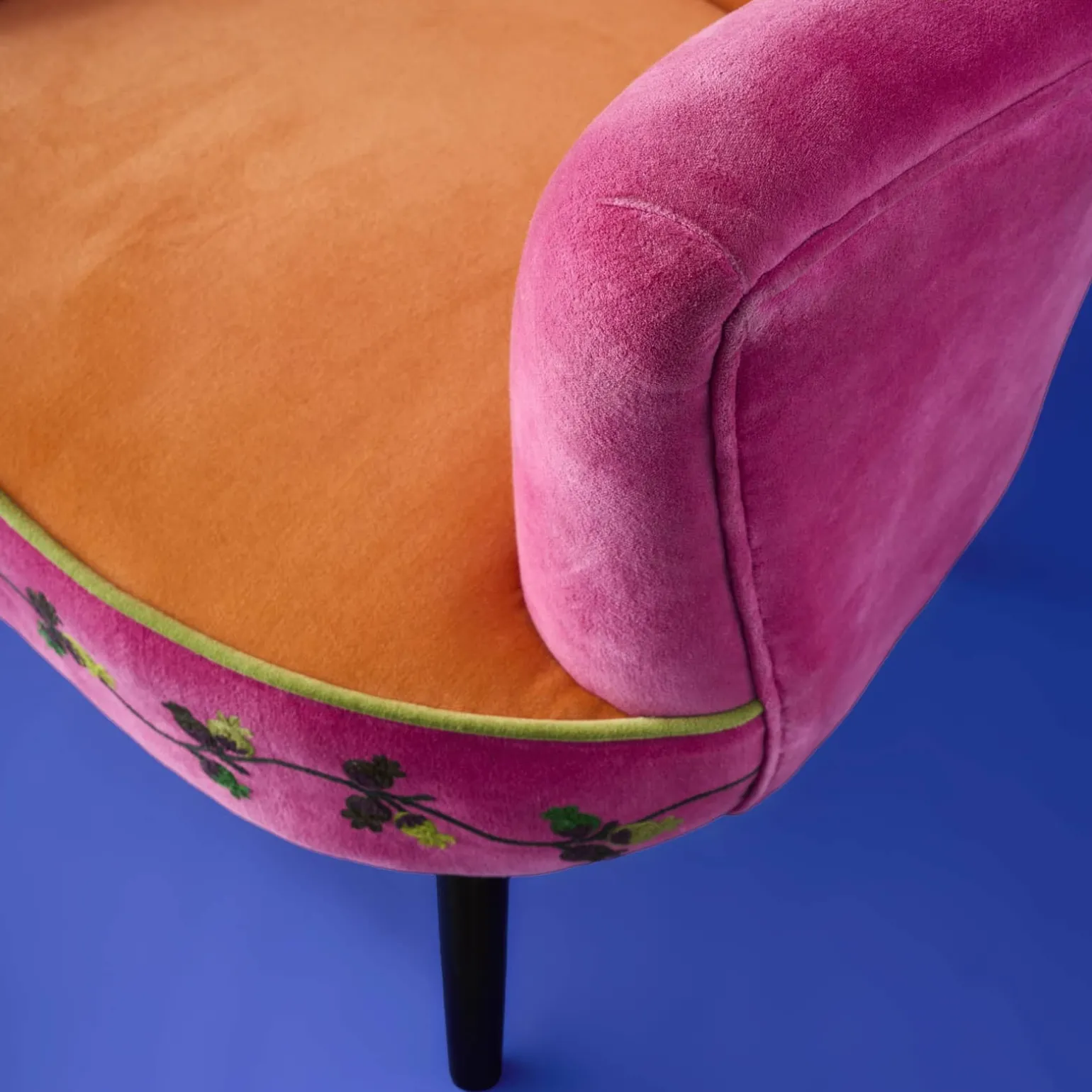Fauteuil en Velours avec Motif d'Oiseau Kolibri, Orange-Rose, Brodé à la Main