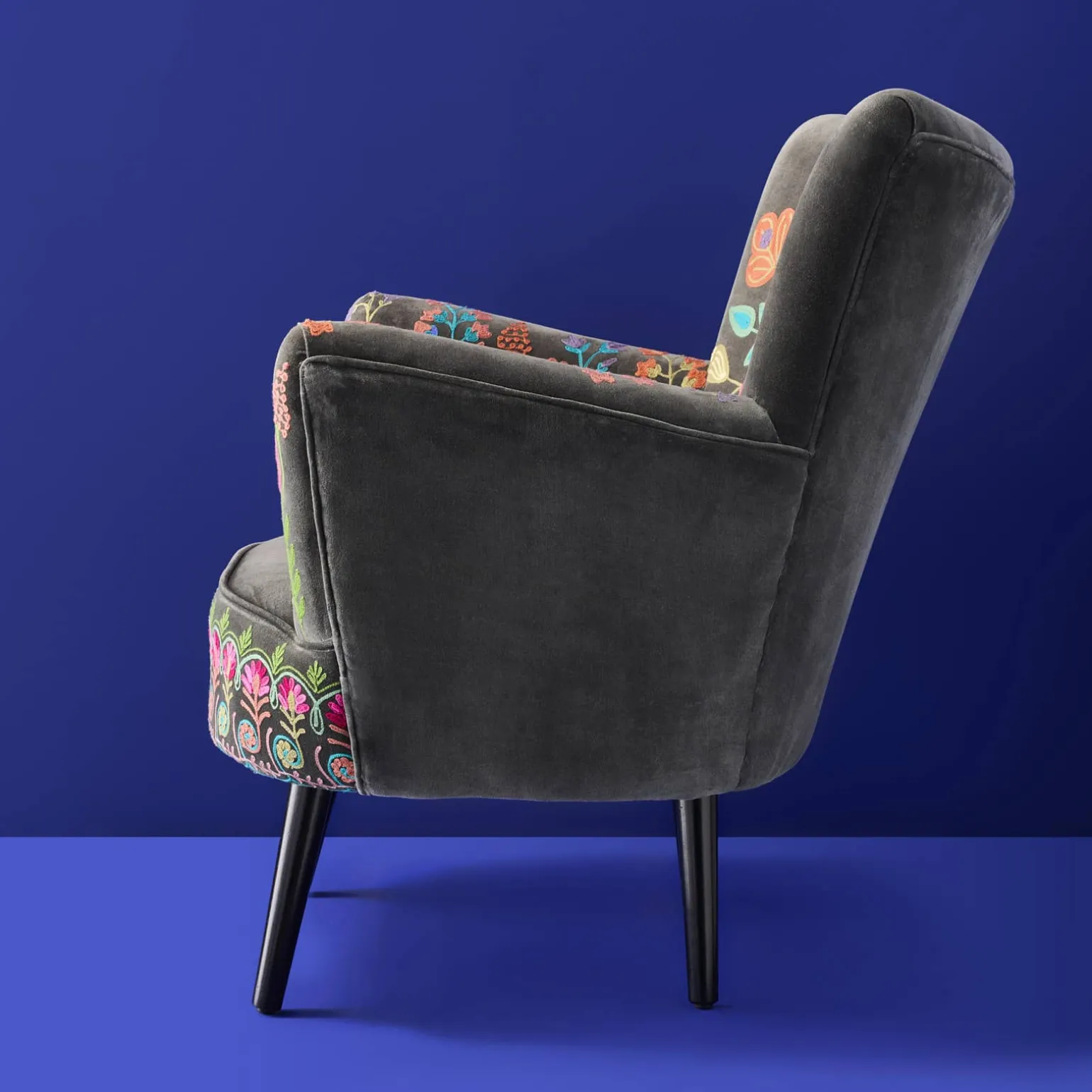 Fauteuil en Velours avec Motif Floral Lotte, Gris, Brodé à la Main