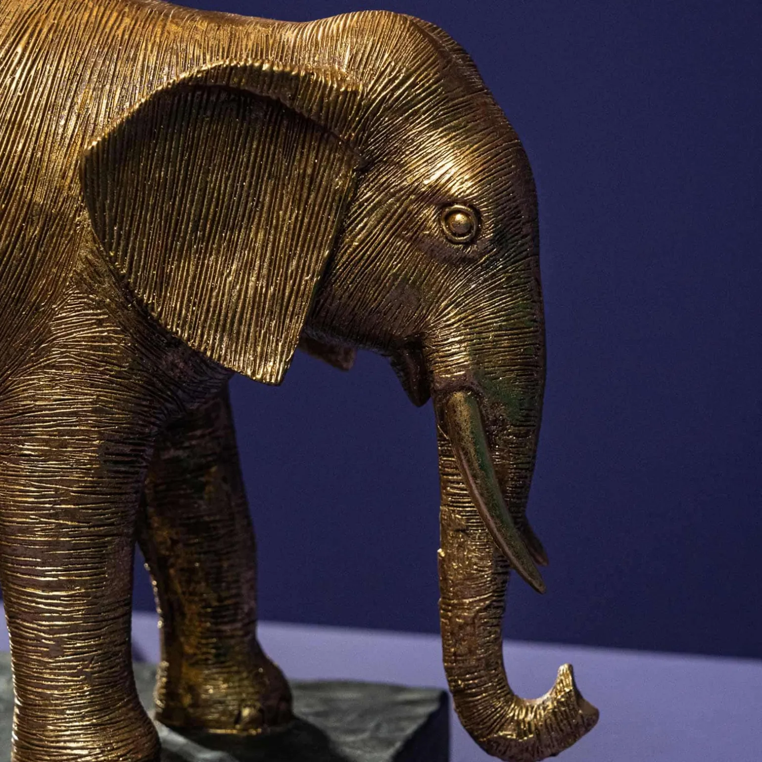 Lampe de table elephant Elmo, or/noir