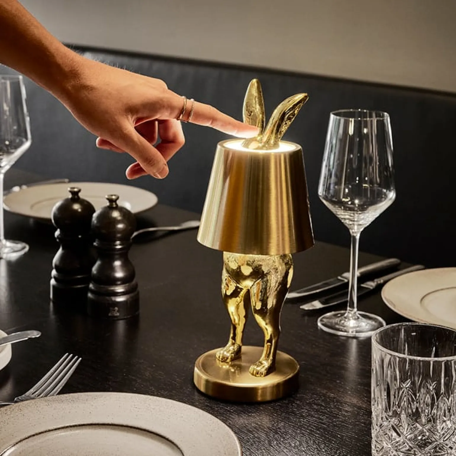 Lampe de Table Lapin LED Hiding Rabbit, or brillant