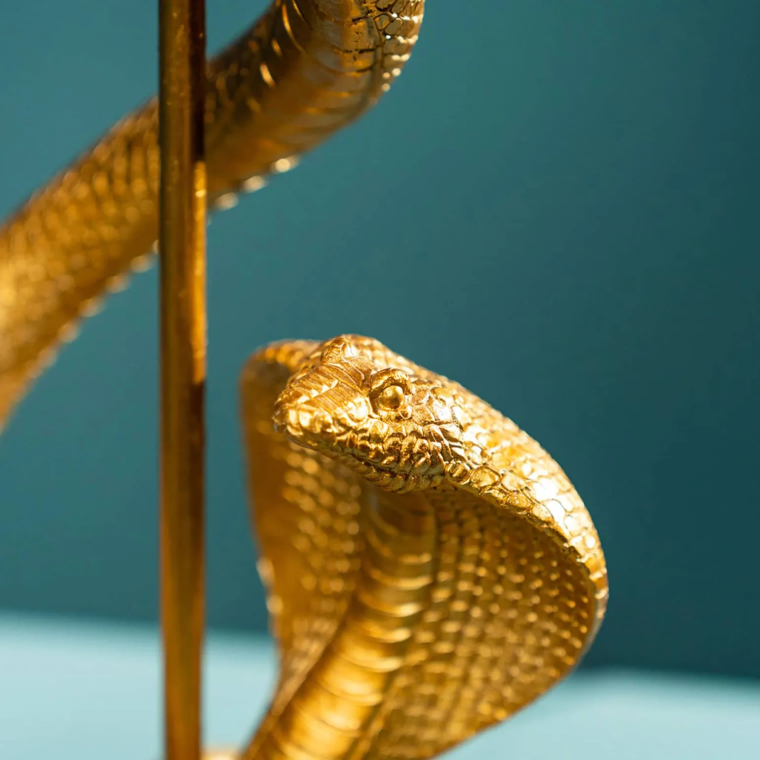 Lampe de table serpent Kaara, or/noir