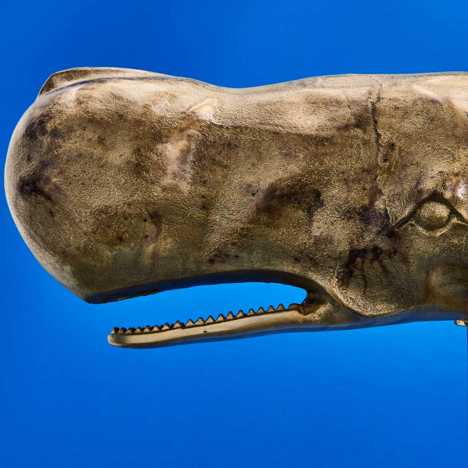 Objet déco baleine / cachalot Moby, or, aluminium, 70x17x45 cm